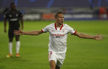 Luuk De Jong celebrando el gol que acaba de anotar para el Sevilla 