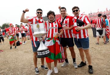 Aficionados del Athletic con una réplica a cartón del trofeo de la Copa del Rey.