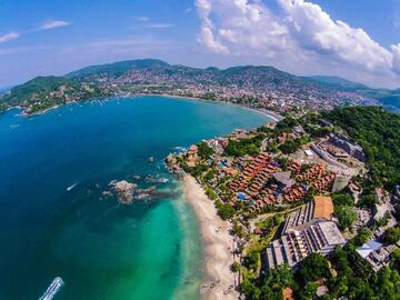 Ixtapa Zihuatanejo es una playa ubicada en el estado de Guerrero, su hermosa vista combina el área verde característica de la región y miles de actividades turísticas a realizar. 