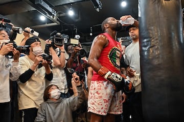 El boxeador estadounidense Floyd Mayweather rodeado de una gran expectación durante su entrenamiento en Tokyo, Japón, para preparar el combate de exhibición planeado contra el artista marcial mixto japonés Mikuru Asakura el próximo 25 de septiembre. 