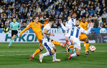 0-1. Luka Modric, en su llegada al rea pepinera, recibe el baln de Rodrygo para superar a Juan Soriano con un disparo con la pierna derecha.