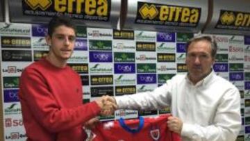 El Numancia presentó ayer a su nuevo delantero, Adrián Dalmau.