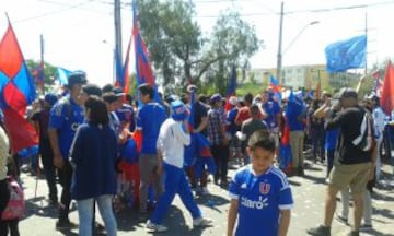 Los hinchas dieron su apoyo al plantel de la U en la previa del Clásico Universitario.