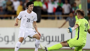 Sardar Azmoun durante el partido contra Uzbekistán
