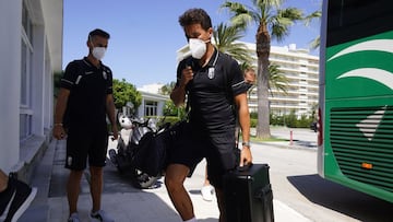 Luis Milla llegando a la concentraci&oacute;n en el Marbella Center.