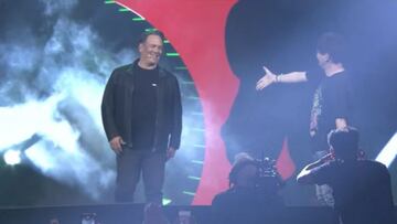 Phil Spencer joins Naoki Yoshida on stage at the FFXIV Fan Fest 2023