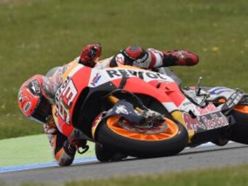 Marc Márquez se fue al suelo en la primera vuelta y salió corriendo hacia el vial, donde le 'robó' la moto a un fotógrafo y salió disparado hacia el box para subirse a su segunda Honda y volver a la pista. Pudo rodar dos vueltas nuevas salvando la cuarta plaza. 