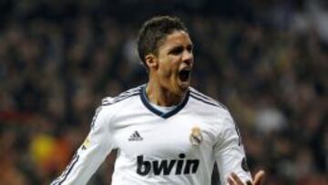 Varane celebra su gol en la ida de las semifinales de la Copa del Rey en la que los blancos empataron con el FC Barcelona (1-1).