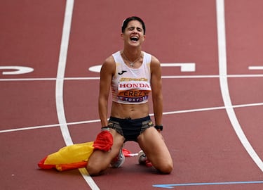 Celebración de María Pérez tras ganar la prueba femenina de 35 kilómetros marcha en el primer día del Campeonato Mundial de Atletismo Tokio 2025 en el Estadio Nacional.