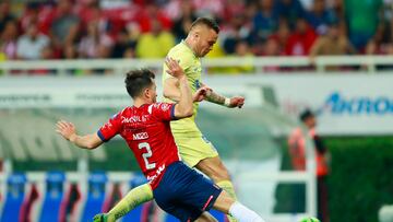 Alan Mozo (abajo) Guadalajara and Jonathan Rodríguez (América)