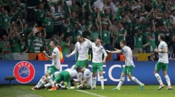 Los jugadores celebran el 0-1 de Robbie Brady.