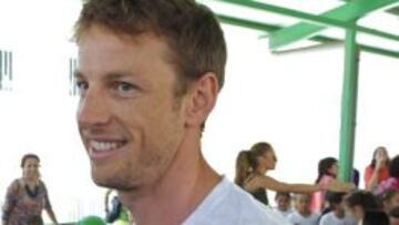 El piloto brit&aacute;nico de McLaren Mercedes, Jenson Button, durante la visita a un colegio en Fuerteventura.