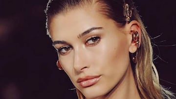 La modelo estadounidense Hailey Baldwin posando para Versace.