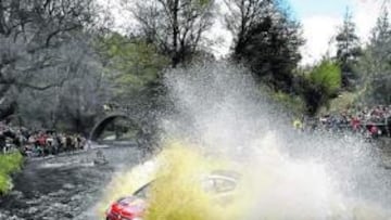 <b>ESPECTÁCULO. </b>Loeb cruza un río en pleno tramo de la última etapa de la prueba de Chipre.