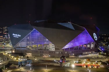 El estadio tiene una fachada de vidrio que permite la entrada de luz natural y ofrece vistas a la ciudad. 
 