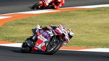 Jorge Martín con Francesco Bagnaia al fondo.