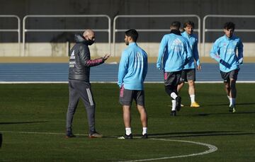 Zidane habla con Asensio. 