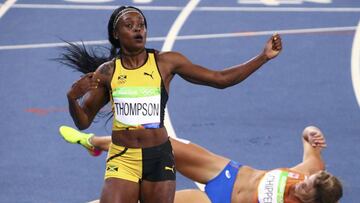 Elaine Thompson celebra su título de campeona olímpica en los 200 metros lisos.