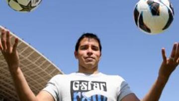 <b>EXPECTACIÓN. </b>Saviola, que hoy será titular, posó así para AS en el estadio Ciudad de Málaga.