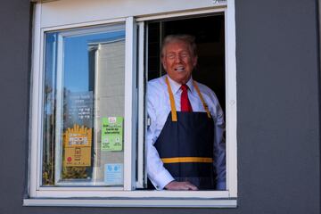 Trump cumplió su promesa este domingo mientras decenas de personas hacían fila en Street Road en el Lower Southampton Township en un intento por ser atendidos por el republicano. 