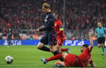 Javi Martinez concedes a penalty for his tackle on Fernando Torres 