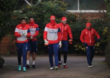 Alexis Sánchez (derecha) bromea antes de entrenar con el portero colombiano David Ospina.