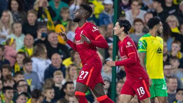 Origi celebra su gol frente al Norwich City, acompañado por Minamino.