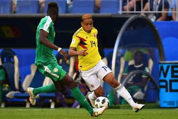 El atacante Luis Muriel encara al defensor Salif Sane during durante el partido Senegal-Colombia, del Grupo H del Mundial de Fútbol de Rusia 2018, en el Samara Arena de Samara, Rusia, hoy 28 de junio de 2018