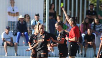 La árbitra Suárez González durante un partido.