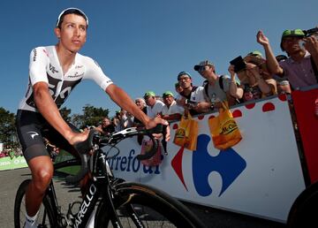 Egan Bernal sufrió una caída en la primera etapa y perdió más de un minuto. El corredor del Sky llegó a la meta con Nairo Quintana quien suffrió una avería mecánica. 