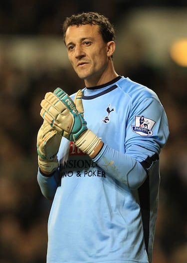 Tras una carrera en España donde jugó en Valladolid, Real Madrid y Zaragoza, fichó por el club inglés tras el descenso del equipo maño en 2008. Estuvo una temporada antes de volver a España para jugar en el Valencia.