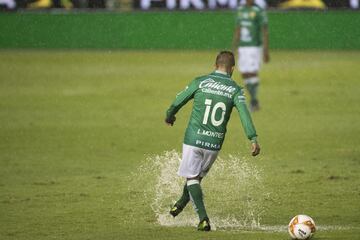 El juego fue detenido por la fuerte lluvia que cayó en el estadio, lo que provocó notorios encharcamientos en la cancha.