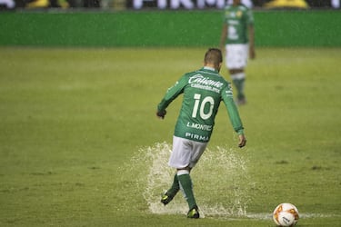 El juego fue detenido por la fuerte lluvia que cayó en el estadio, lo que provocó notorios encharcamientos en la cancha.