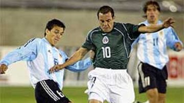 <b>ARGENTINA SE LLEVÓ LA VICTORIA. </B>El argentino Nicolas Burdisso lucha por el balón con el mexicano Cuauhtemoc Blanco