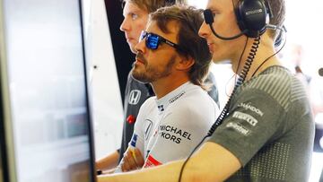 Fernando Alonso en el box de McLaren Honda en Barcelona.