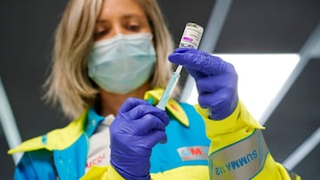 Beatriz Martinez Parra, nurse at SUMMA 112 medical emergency service, prepares a syringe with a dose of the AstraZeneca’s coronavirus disease (COVID-19) vaccine at WiZink sports arena, during the International Nurses Day in Madrid, Spain, May 12, 2021. REUTERS/Juan Medina