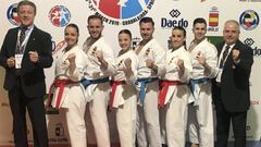 Los equipos espa&ntilde;oles masculino y femenino de katas posan tras lograr el pase a la final de los Europeos de Karate.