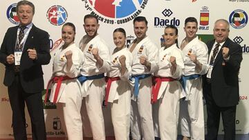 Los equipos espa&ntilde;oles masculino y femenino de katas posan tras lograr el pase a la final de los Europeos de Karate.