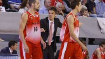 El nuevo entrenador de La Bruixa d'Or, Borja Comenge (c), da instrucciones a los jugadores Salva Arco (14) y Alex Hernández (11).
