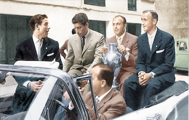 Divertida imagen de José Santamaría acompañado por Enrique Mateos, Rogelio Domínguez y Alfredo Di Stéfano en un coche descapotable con la Copa de Europa. 