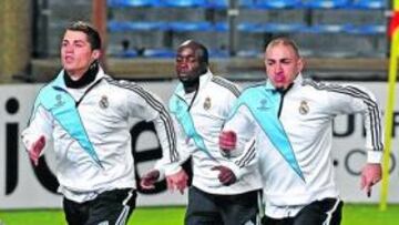 <b>LISTOS. </b>Cristiano y Lass serán titulares hoy en el Vélodrome, mientras que Benzema podría volver a empezar desde el banquillo.