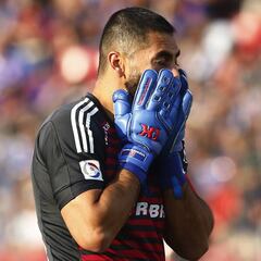 Johnny Herrera queda fuera del clásico ante Colo Colo