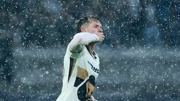 Soccer Football - Liga MX - Pumas UNAM v Atlas - Estadio Olimpico Universitario, Mexico City, Mexico - August 31, 2025 Pumas UNAM's Aaron Ramsey celebrates scoring their first goal REUTERS/Eloisa Sanchez