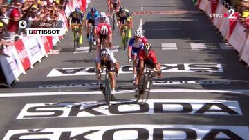 Resumen y resultado de la 2ª etapa del Tour de Francia: Sagan vence en un festival de caídas