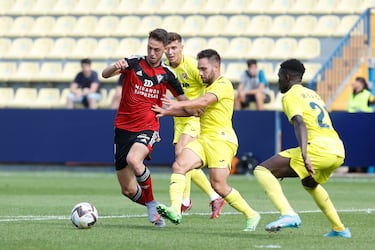 El lateral derecho del filial amarillo ha sido uno de los goleadores en la contundente victoria sobre el Mirandés. El equipo de Miguel Álvarez es tan coral, que todos suman en ataque y en defensa. En esta ocasión, Leal se encargó de marcar uno de los tantos y evitar que le llegara peligro rival por su zona.

