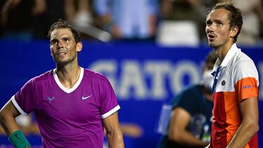 Spain's Rafael Nadal (L) and Russia's Daniil Medvedev chat after their Mexico ATP Open 500 men's singles semi-final tennis match at the Arena GNP, in Acapulco, Mexico, on February 25, 2022. (Photo by PEDRO PARDO / AFP)