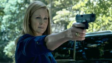 Esta imagen difundida por Netflix muestra a Laura Linney en una escena de "Ozark". Linney está nominada a un premio Emmy como actriz principal destacada en una serie dramática.