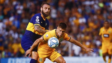 ROSARIO, ARGENTINA - DECEMBER 08: Leonardo Gil (R) of Rosario Central and Daniele De Rossi of Boca Juniors fight for the ball during a match between Rosario Central and Boca Juniors as part of Superliga 2019/20 at Gigante de Arroyito on December 8, 2019 i