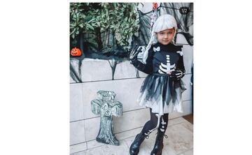 Tamara Gorro ha vestido a su hija Shaila con este disfraz de Hallowen tan ideal. Un esqueleto de lo más fashion y 'cool'.