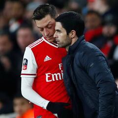 La relación entre Arteta y Özil se complica